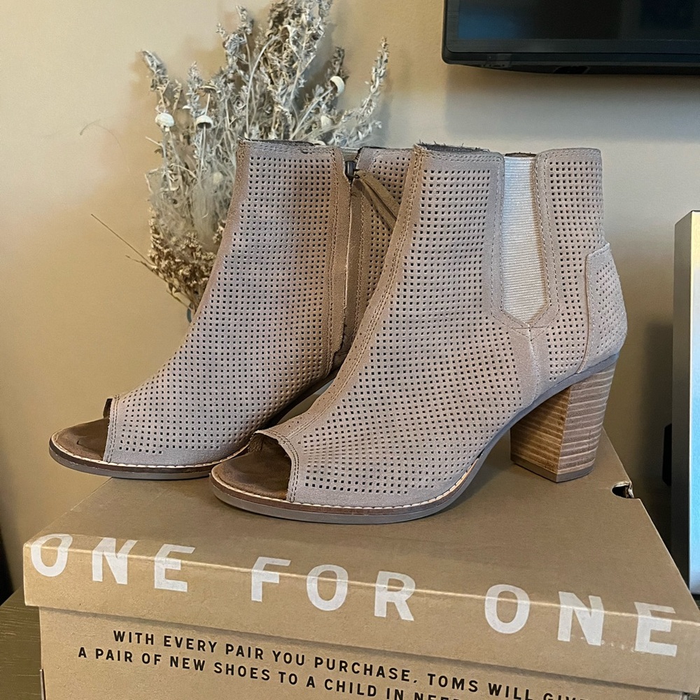 TOMS MAJORCA PEEP TOE BOOTIE, EXCELLENT CONDITION!! EUC!!